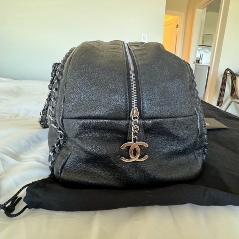 CHANEL Black Leather Shoulder Bag - Picture 4 of 13